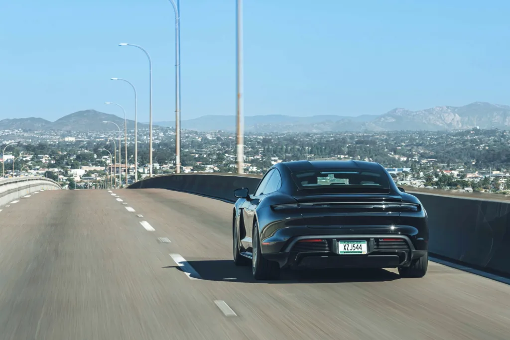 Porsche Taycan 2025 587 km autonomía